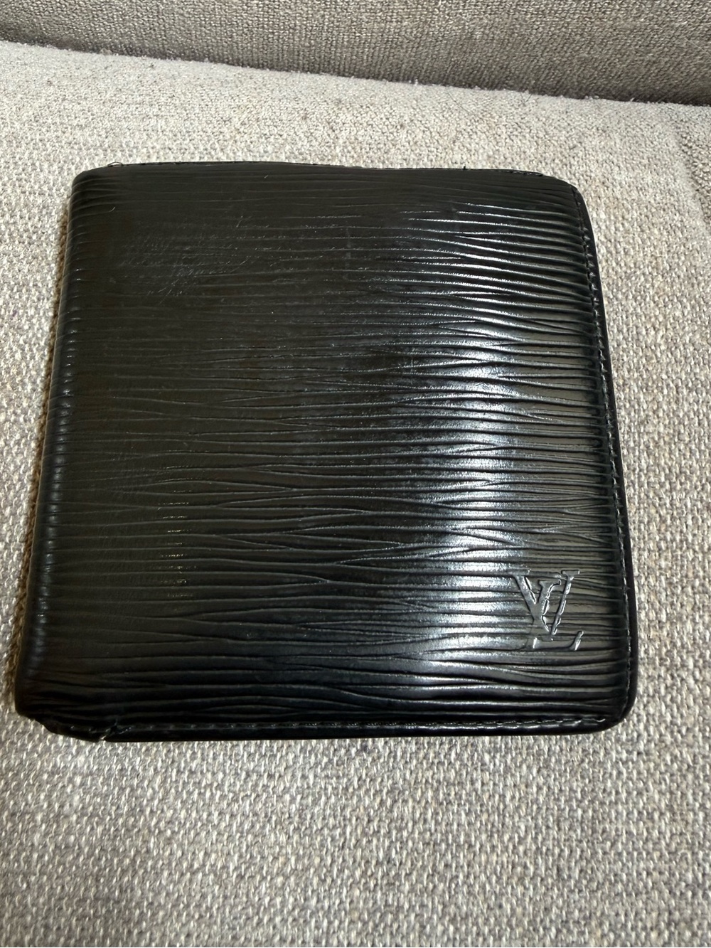 LOUIS VUITTON EPI MENS BLACK BIFOLD WALLET
